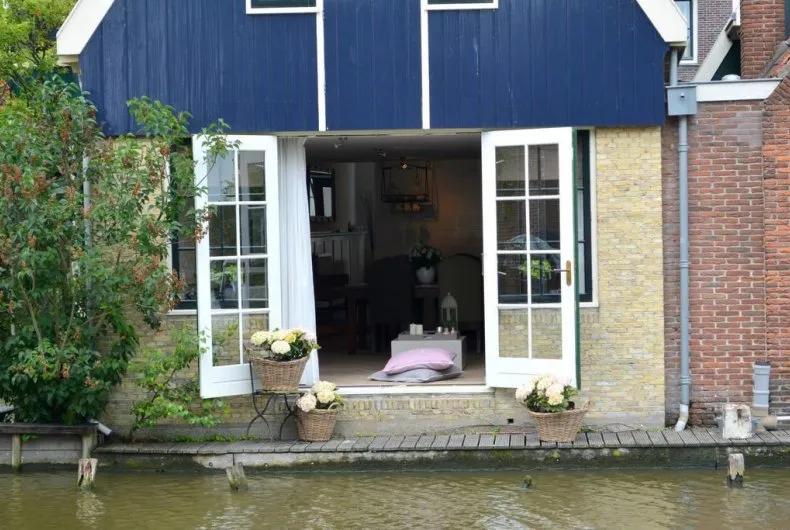 Bed en  bike in de rijp met openslaande deuren vanaf het water